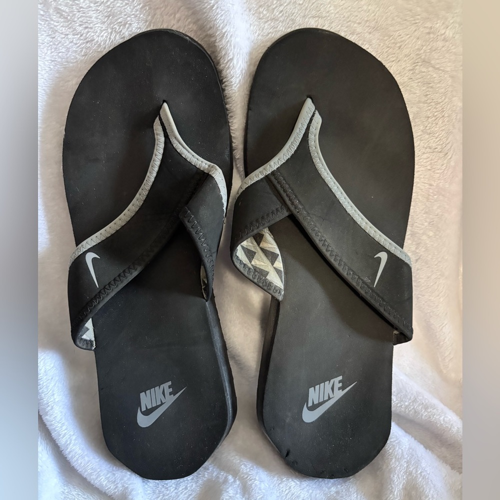 9M/10W Nike Black and Gray Flip Flop Sandals *Like New”